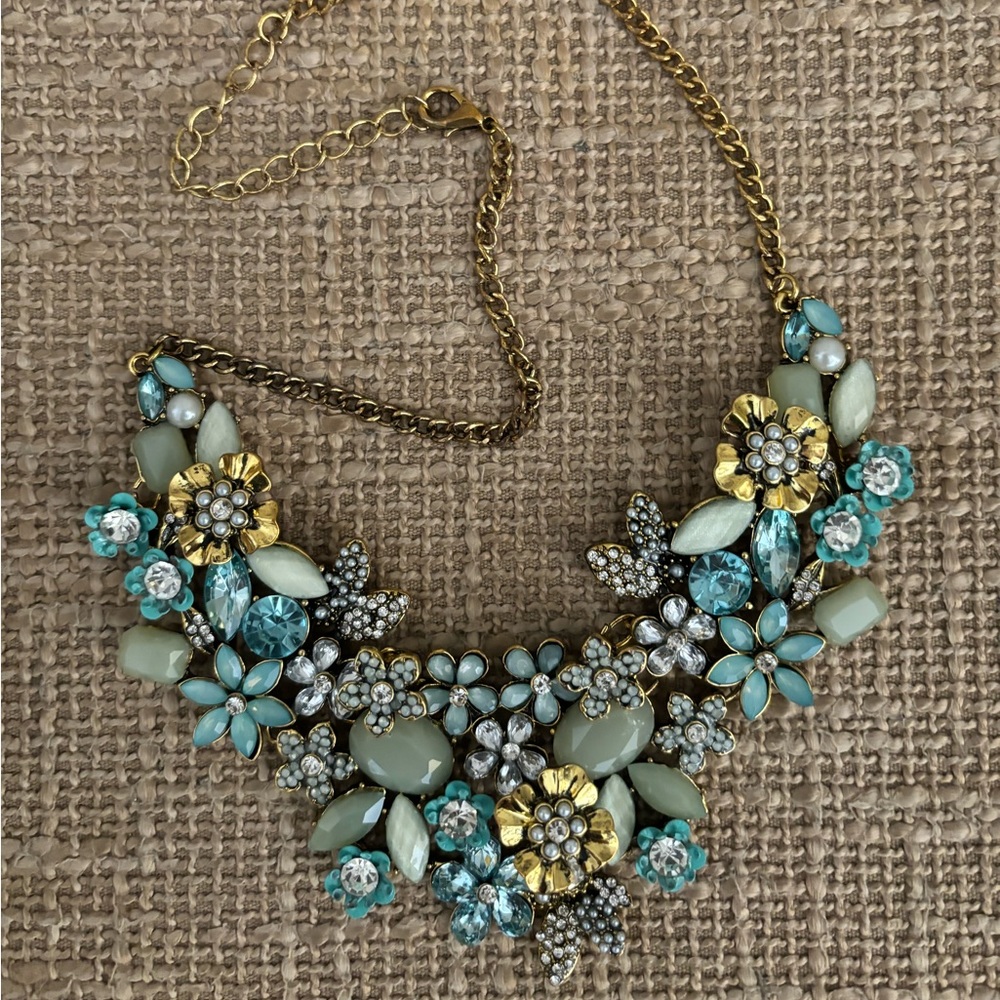 The-flowers-that-be-statement-necklace-in-mint